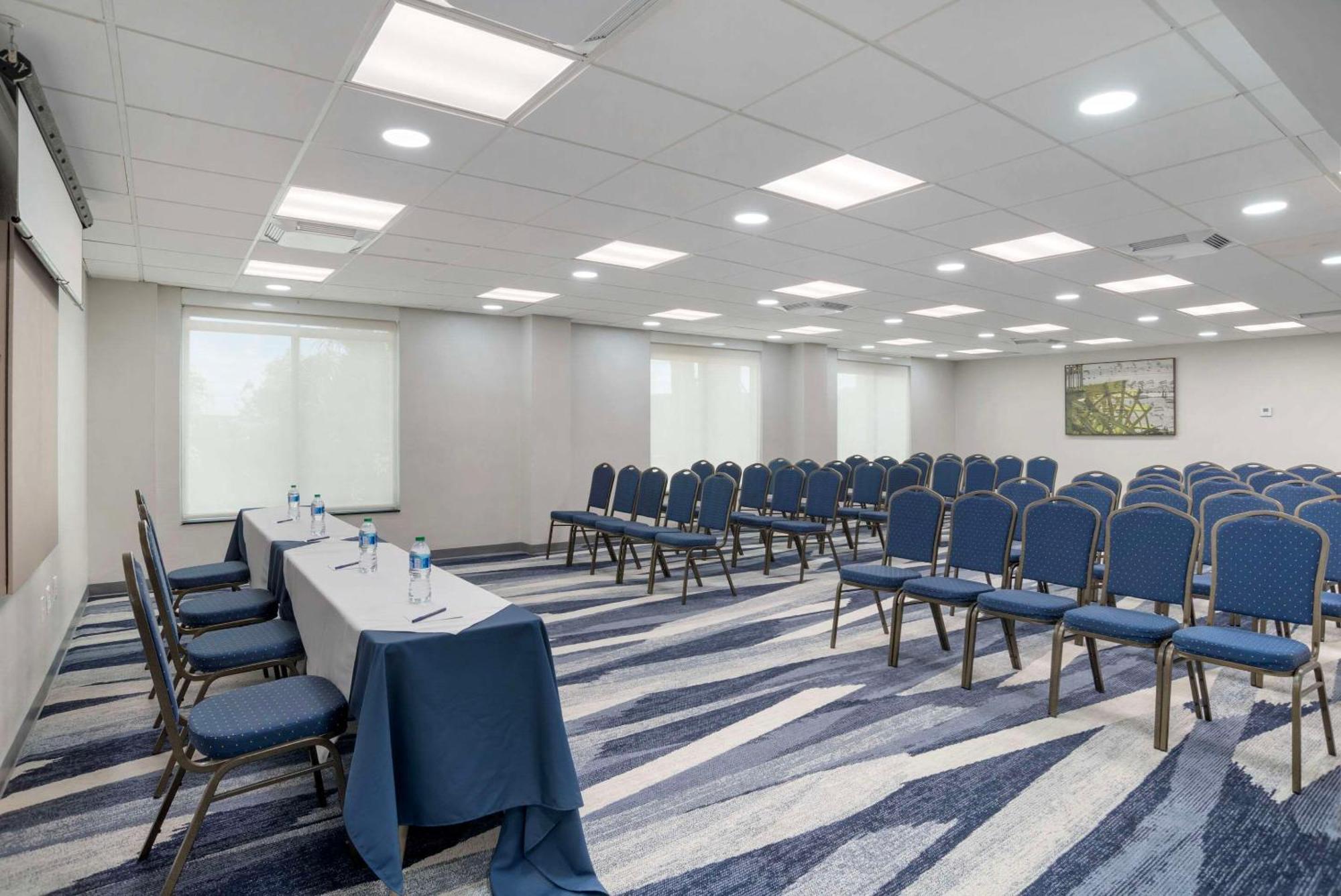 קנר Comfort Inn & Suites New Orleans Airport North מראה חיצוני תמונה